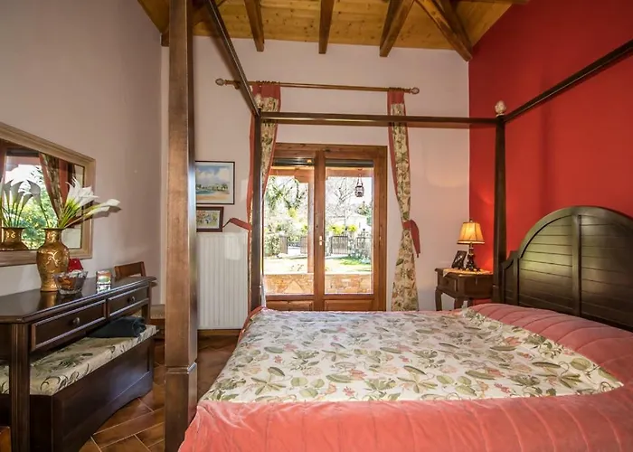 Luxury Helios קורופי