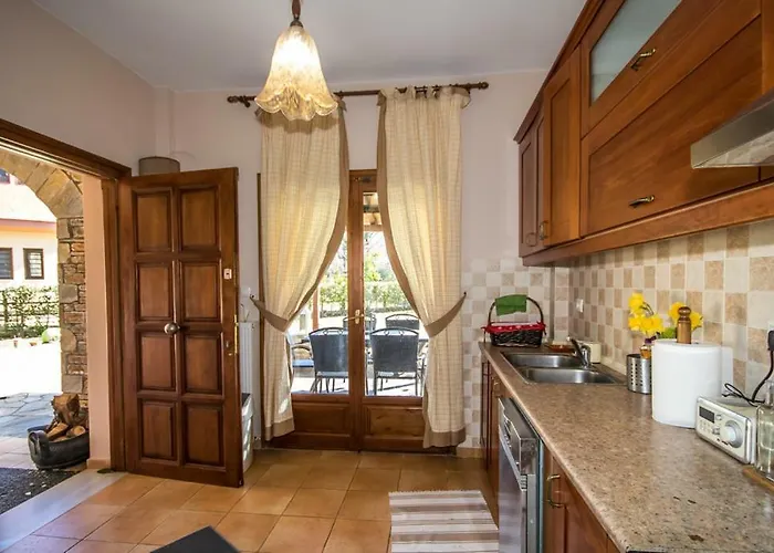 בית נופש Luxury Helios קורופי